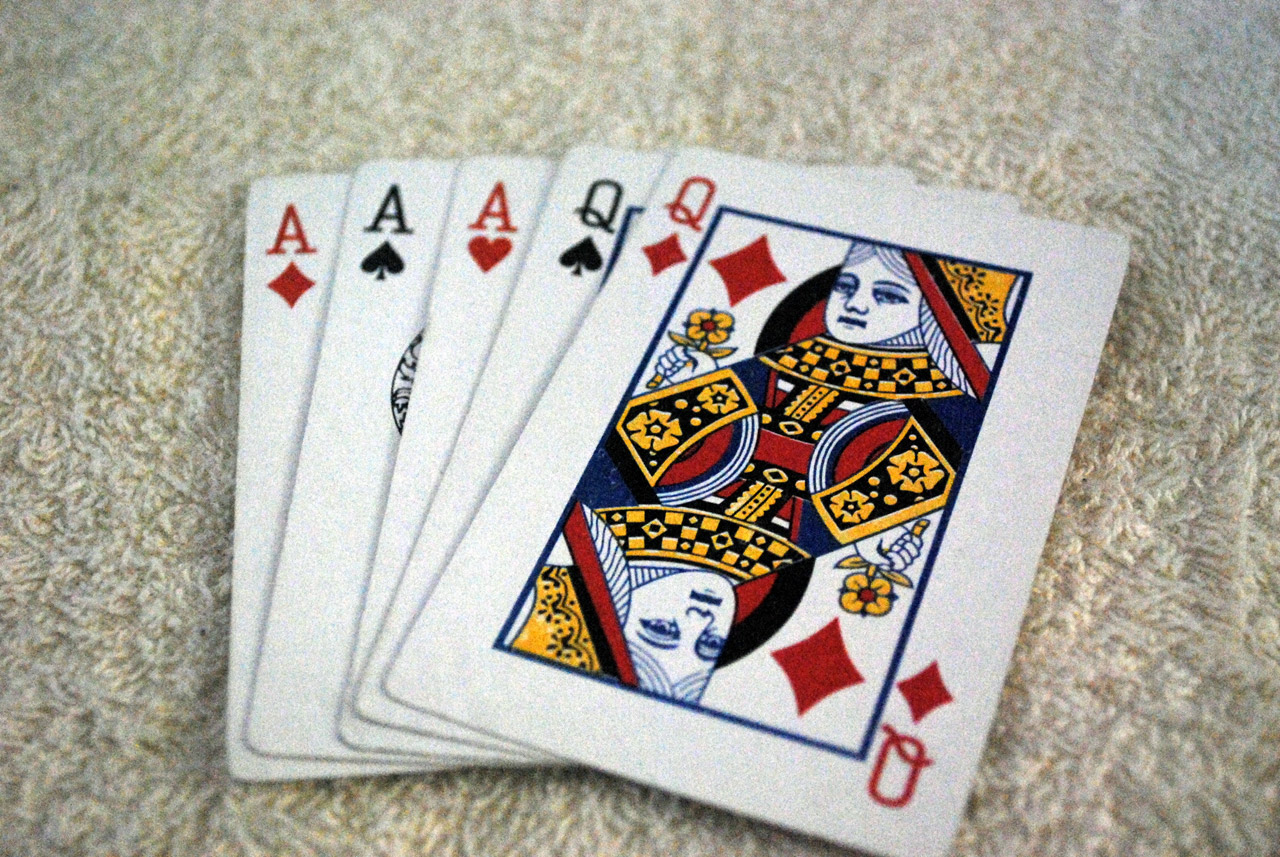 Фул карта. Фулл Хаус Покер комбинации. Комбинация карт фулл Хаус. Фулхаус в покере. Каре фулл Хаус Покер.