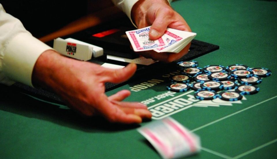 видео как играть в карты в покер