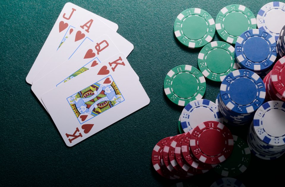Флеш рояль это в покере. Роял флеш с фишками. Фишки казино. Фишка казино зеленая. Карты и фишки для казино.